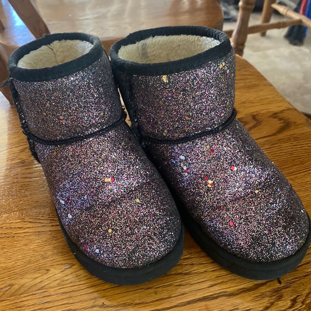 Faux Ugg boots for kids, fleece lined, purple/black glitter. Size 32 or 13